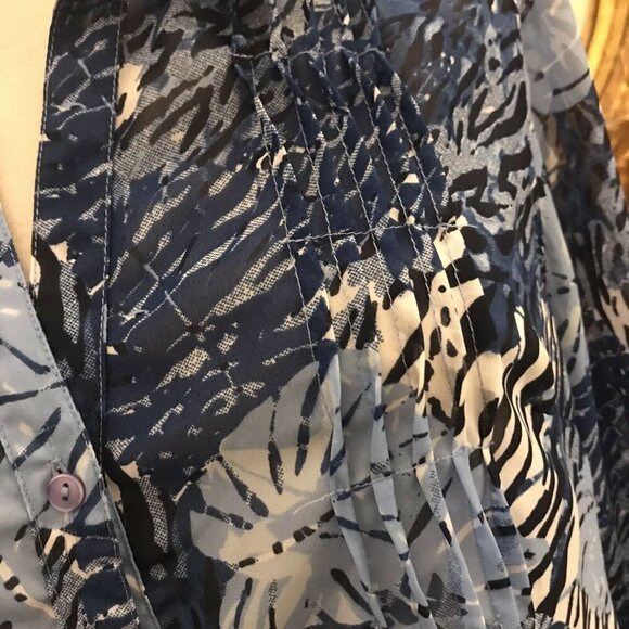 GLORIA VANDERBILT. Size Small. Sheer Button Front Shirt. Tab 3/4 Sleeves. B20 - Picture 3 of 6